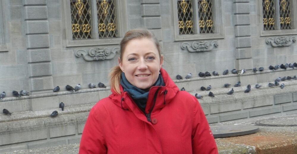 Alexandra Märki vor dem Zürcher Rathaus: „Ich bin stolz, die Wärmewende hin zu Netto-Null in einer so spannenden Position aktiv mitgestalten zu dürfen». 